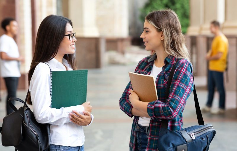 Numărul elevilor care primesc burse în sectorul 4 s-a triplat. Olimpicii primesc mai mulți bani, în prag de vacanță